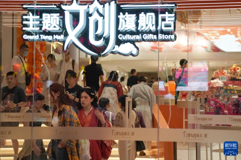 西安大唐不夜城にある文化クリエイティブグッズを販売するショップで、買い物をする観光客（5月20日撮影?邵瑞）。