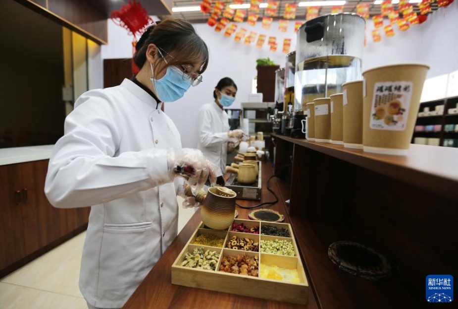 飲んで健康に？中醫(yī)薬の冬のティードリンクが人気に　甘粛省定西