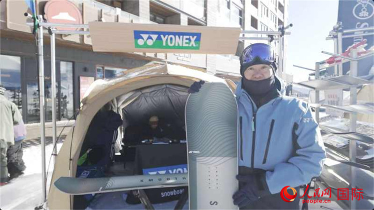 スノーボードを見せる大塚幸博部長(zhǎng)（撮影?袁蒙）。