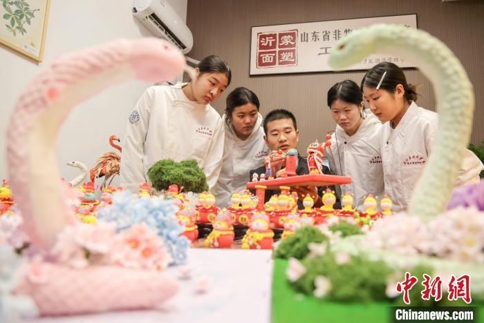 干支の「蛇」モチーフの無(wú)形文化遺産「麺塑」　山東省臨沂