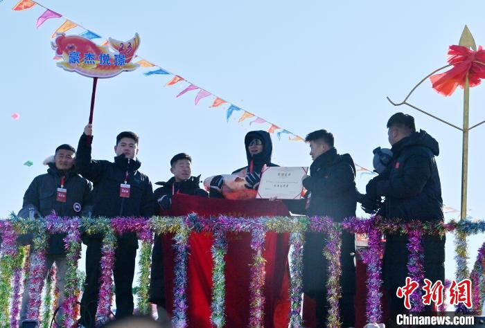 査干湖で今シーズンの冬季漁で初めて捕獲された「頭魚」が約2600萬円で落札　吉林省