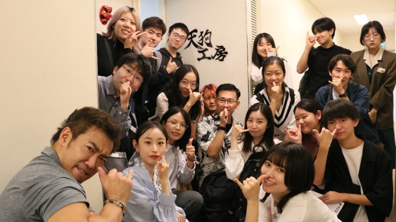 アニメ制作會(huì)社?天狗工房を見學(xué)した中日の若者たち