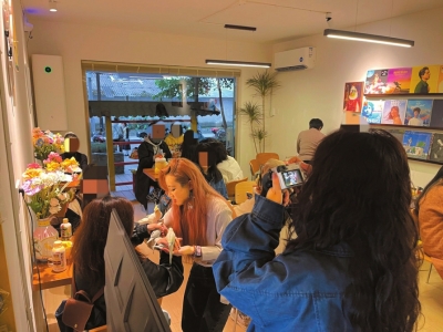 店の「スタッフ」としてインコを客に紹介する露娜さん。