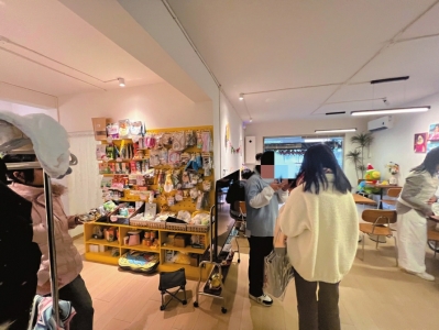 小鳥用品も並ぶ「鳥カフェ」。