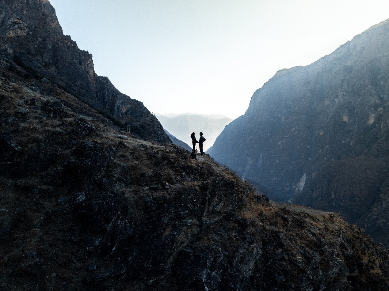 ドローンが墜落した後に無線通信で唯一取り出せた寫真。人の小ささがこの場所の雄大さを物語っている（撮影·宮﨑一騎）。