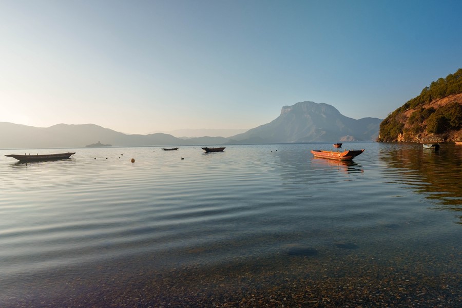 瀘沽湖の夕暮れ（撮影·宮﨑一騎）。