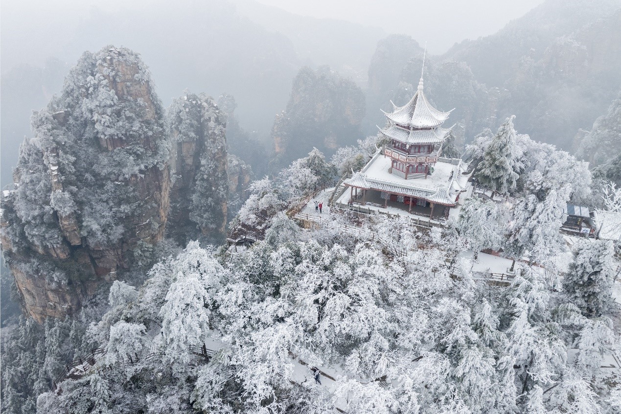 武陵源の奇峰は大きすぎて真ん中に映る自分はあまりにちっぽけ（撮影·宮﨑一騎）。
