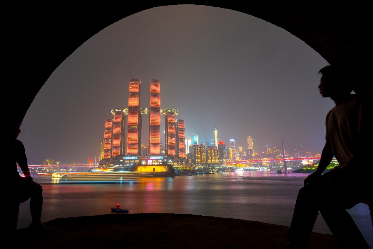 重慶の夜景。暗い空間でこの夜景を見てから外に出るとまるで夢から覚めたような気分に（撮影·宮﨑一騎）。