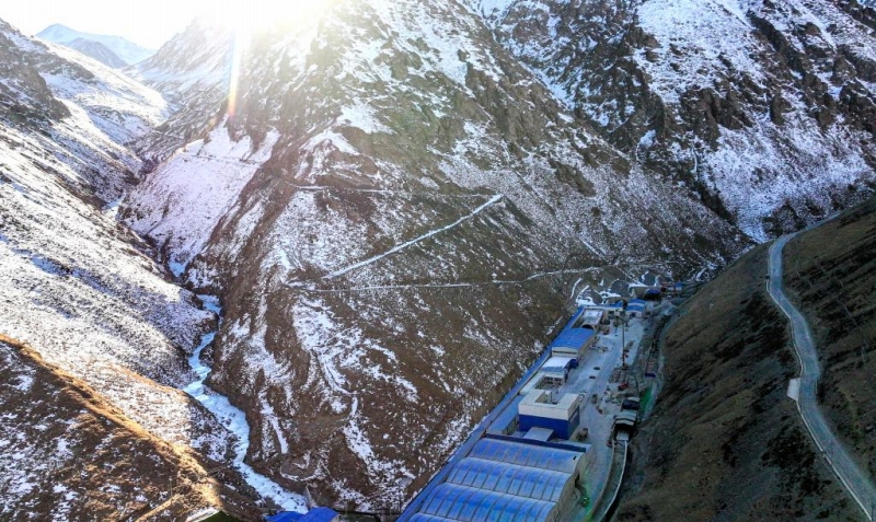 新疆?烏魯木斉市烏魯木斉県で撮影した建設(shè)中の烏尉高速道路?天山勝利トンネル入口（12月20日、ドローンで撮影?王菲）。