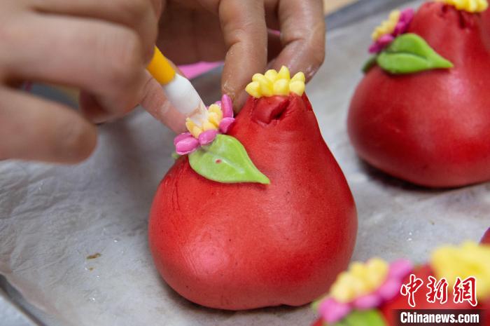 「花餑餑」が売れ行き好調(diào)　山東省煙臺