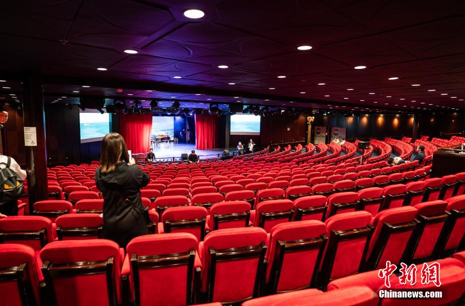 中國(guó)初の國(guó)営自主運(yùn)航クルーズ船「鼓浪嶼」が母港の香港を出航