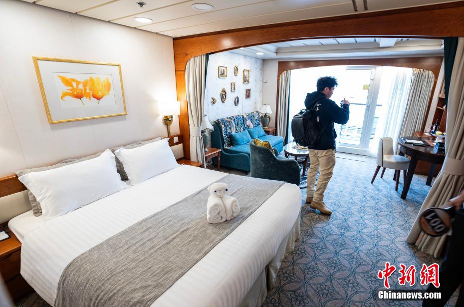 中國初の國営自主運航クルーズ船「鼓浪嶼」が母港の香港を出航