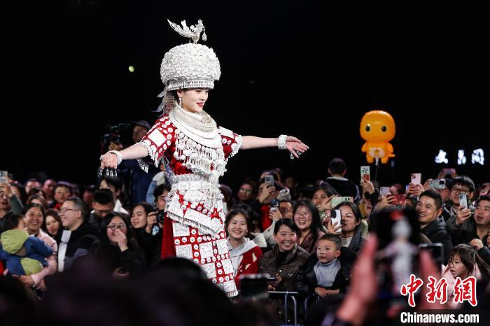 路上ファッションショー「村ランウェイ」開催　貴州省貴陽(yáng)