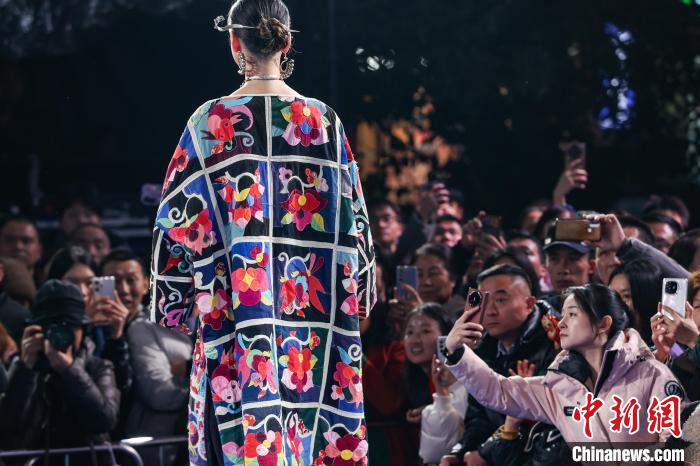 路上ファッションショー「村ランウェイ」開催　貴州省貴陽(yáng)