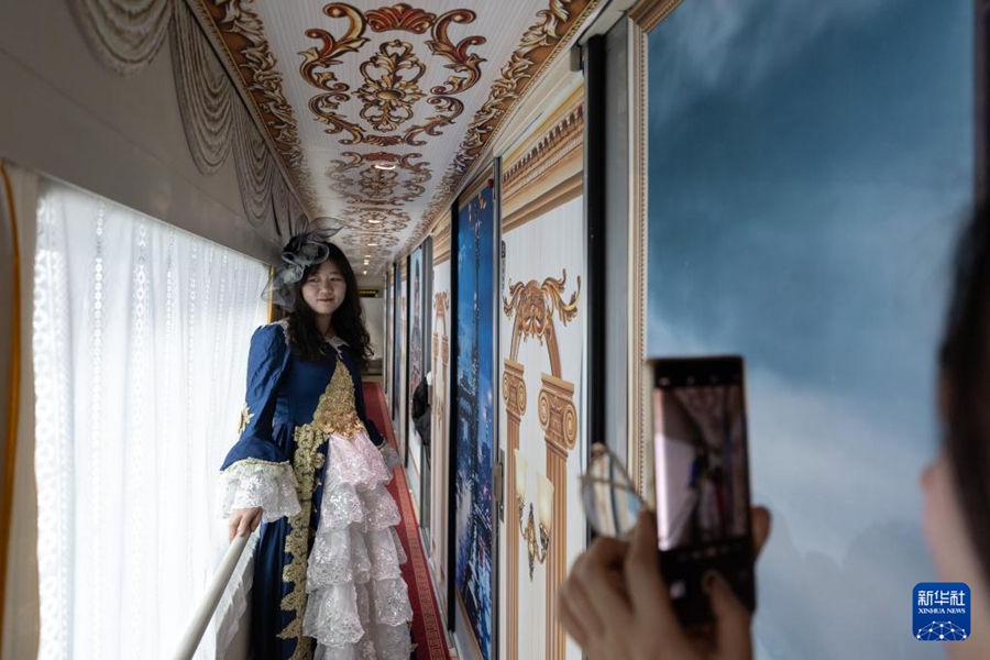 1月2日、哈爾浜駅から亜布力南駅に向かう「K5197」號で寫真を撮影する女性。撮影?張濤