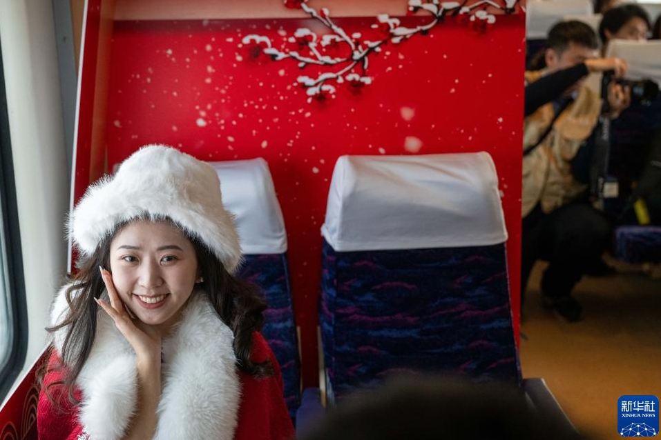 1月2日、哈爾浜駅から亜布力南駅に向かう「K5197」號で、寫真を撮影するカメラマン。撮影?張濤