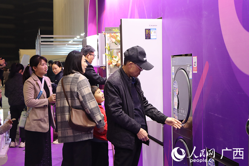 家電エリアで新しい家電製品を選ぶ市民。（撮影?何寧）