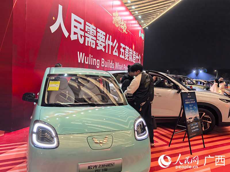 自動車ナイトマーケット會場に展示された自動車。（撮影?覃心）