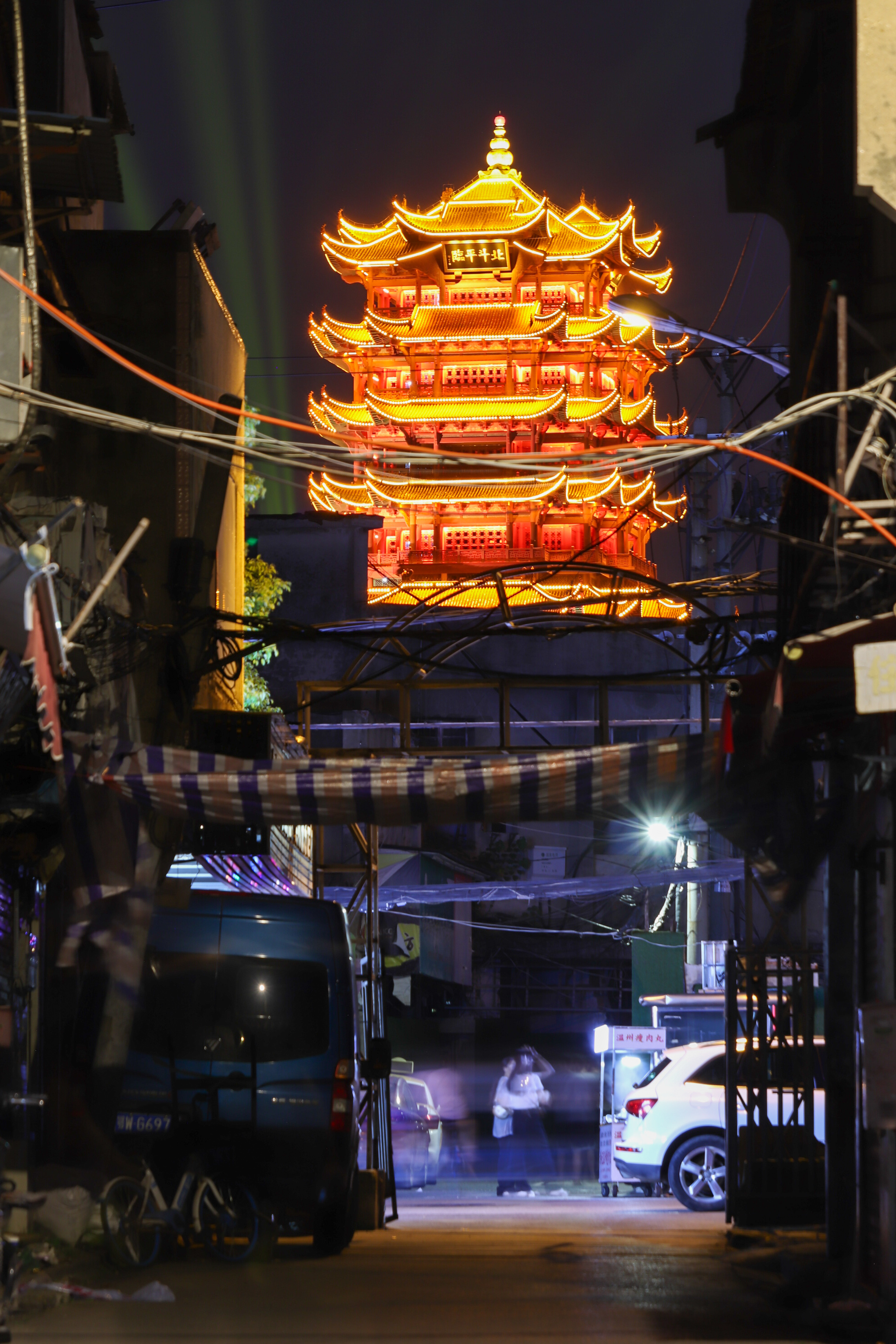 武漢市の舊市街から撮影した黃鶴樓（撮影·松本大樹）。