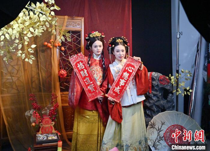 春節(jié)控え、漢服姿での寫真撮影が大人気　吉林省