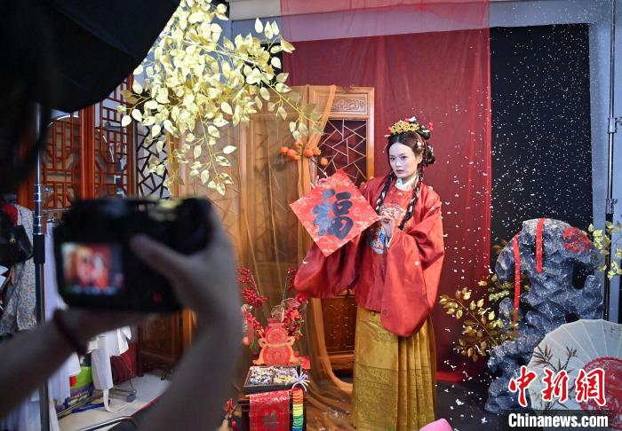 春節(jié)控え、漢服姿での寫真撮影が大人気　吉林省