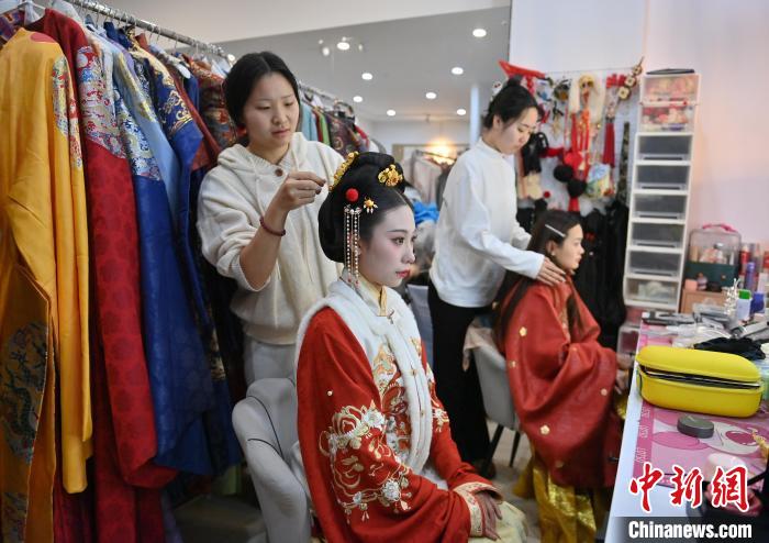 春節(jié)控え、漢服姿での寫真撮影が大人気　吉林省