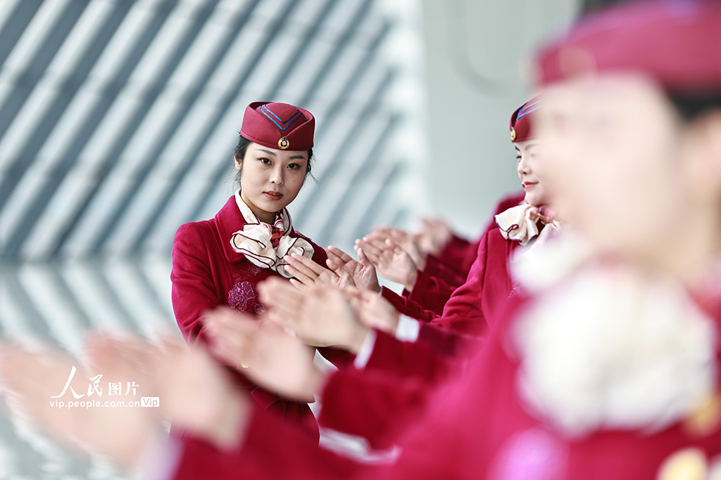 春運(yùn)に備え高速鉄道乗務(wù)員のマナー研修実施　重慶