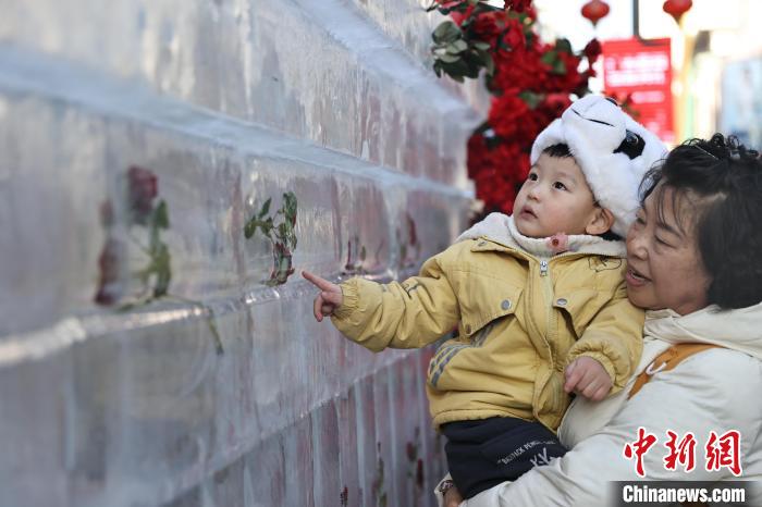 「薔薇の氷」の壁が歩行者天國に登場　遼寧省瀋陽市