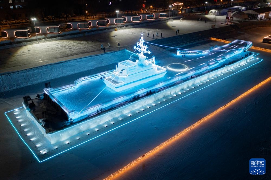 氷で作り上げられた空母「遼寧」が出現(xiàn)！　黒竜江省哈爾浜