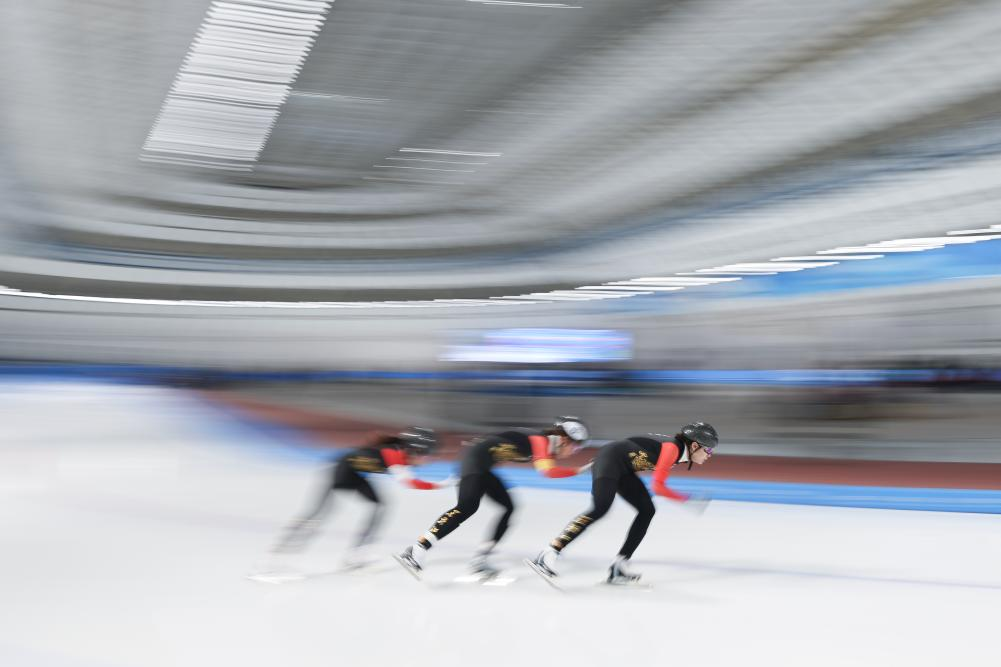 2024年12月15日、黒竜江省氷上訓(xùn)練センターで行われた2024-2025年シーズン中國杯スピードスケート精英リーグ第4戦及びアジア冬季競技大會テストマッチ女子団體追い抜き（チームパシュート）の試合。（撮影?張濤）