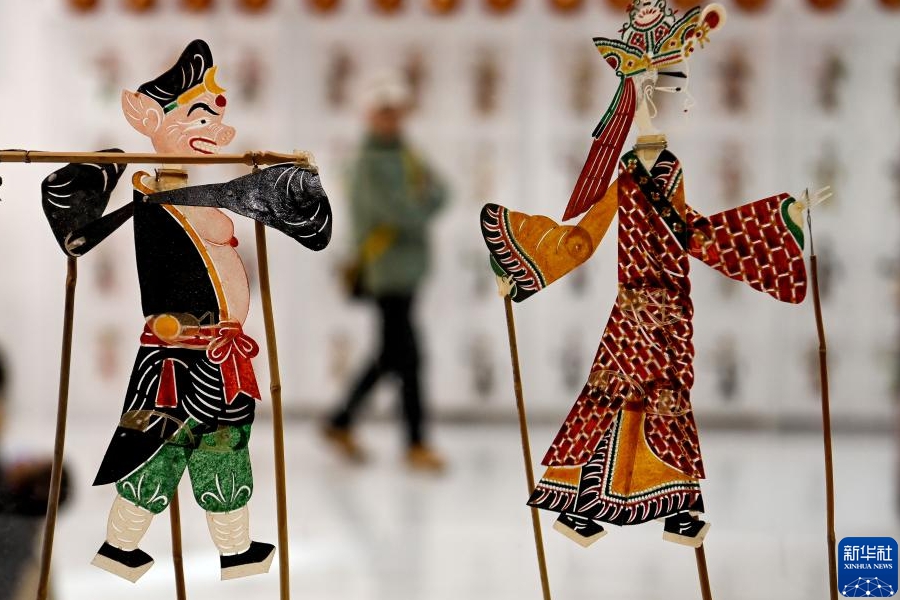 1月7日、無形文化遺産年越し用品マーケットで展示されていた皮影（影絵）（撮影?鄒競一）。