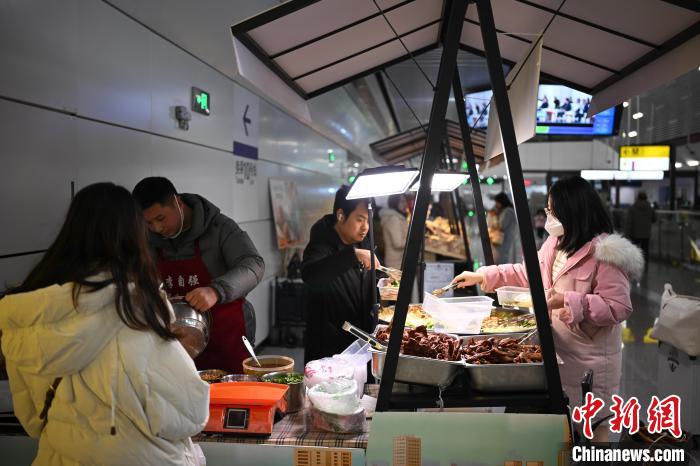 新たな消費(fèi)シーン「駅ナカマーケット」で買(mǎi)い物が便利に　重慶