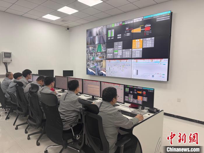 8日、建投エネルギー液化空気エネルギー貯蔵発電所の運(yùn)営狀況を監(jiān)視する作業(yè)員。 撮影?趙丹媚