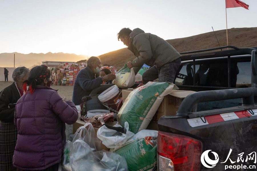 スムーズに進む地震災(zāi)害救援と被災(zāi)者の避難支援活動　西蔵定日