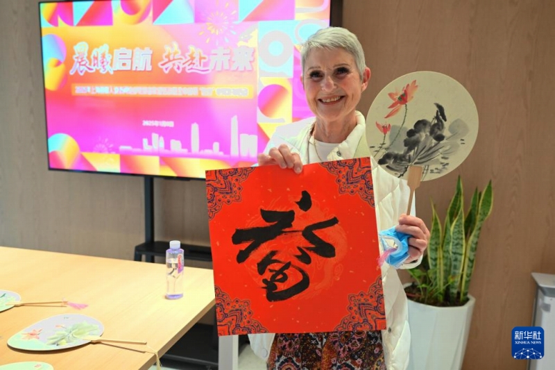 1月8日、北外灘観光リゾート問い合わせサービスセンターで、「?！工巫证瑫欷考垽人嫟瑜欷繃馍趣虺证盲朴浤顚懻妞虼橛挨工胗擞Q光客。撮影?陳愛平