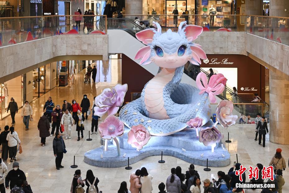 江蘇省南京市の商業(yè)施設(shè)「徳基広場」に登場した「萌蛇」アートインスタレーション（撮影?泱波）。