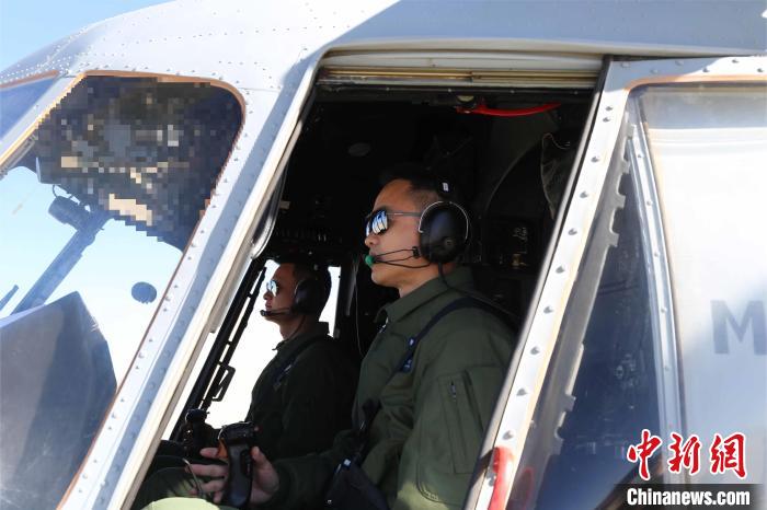 災(zāi)害救助?救援飛行の準(zhǔn)備を強(qiáng)化する西部戦區(qū)空軍某部隊のパイロット（撮影?楊濤）