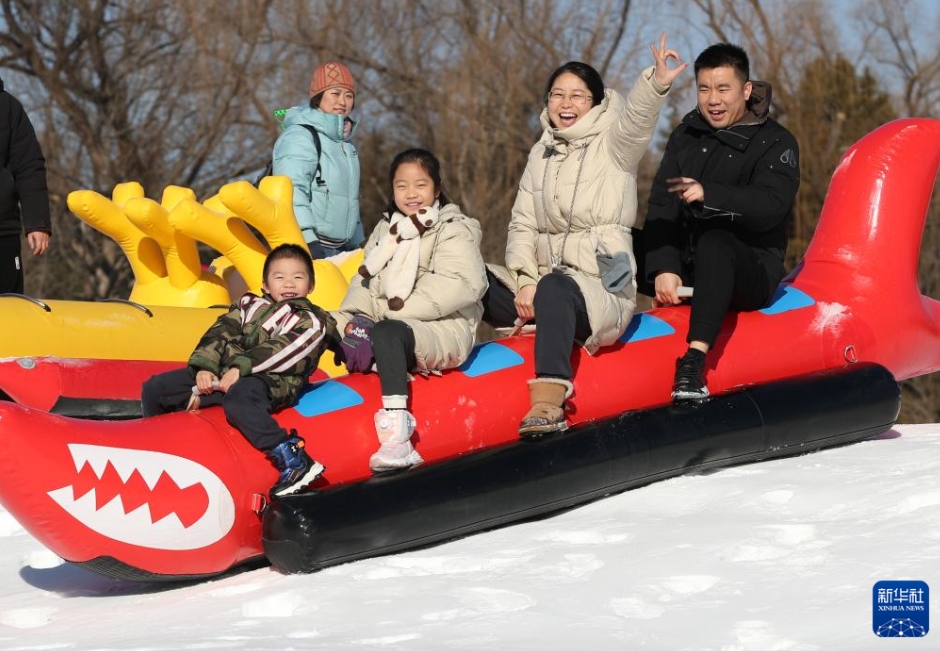 氷と雪のアクティビティを楽しむ市民　北京