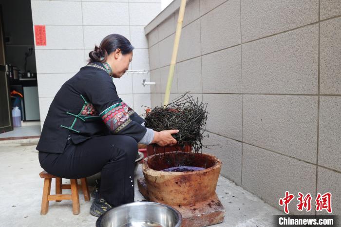 春節(jié)を前に特産「白糤」作りが最盛期　広西?玉林