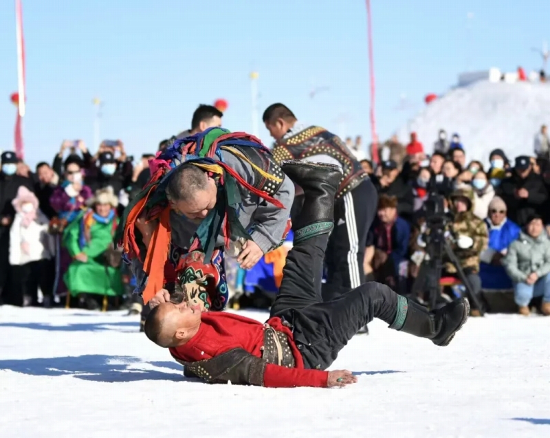 雪の上で行われるモンゴル相撲「ブフ」。撮影?劉志帥
