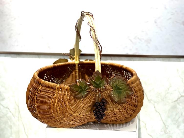 ブドウをモチーフにした籠。（撮影?陳藍燕）