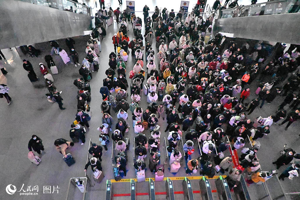 全國(guó)各地の2025年春運(yùn)初日に密著