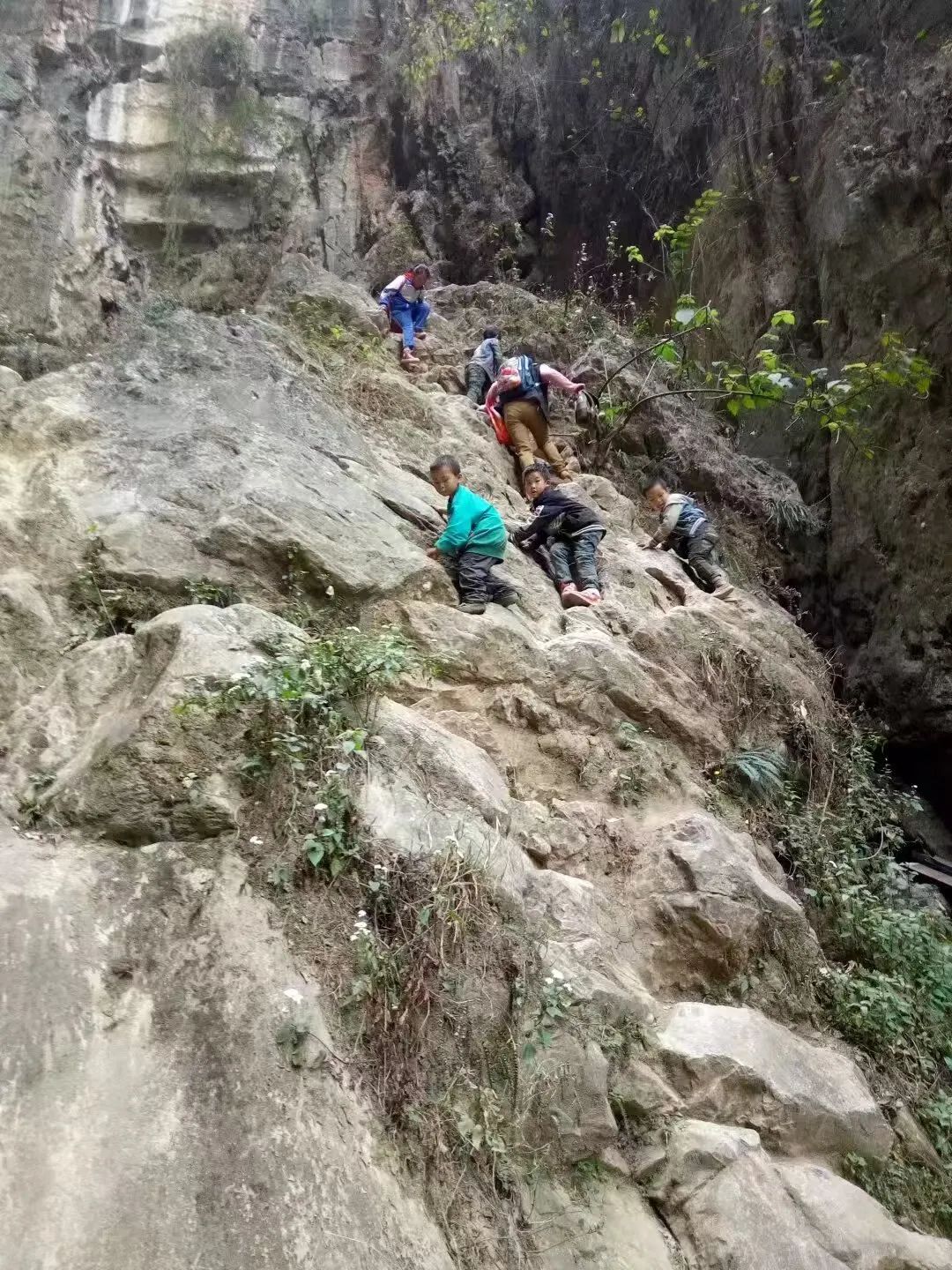 以前、険しい山を登って登校していた子供たち。資料寫真