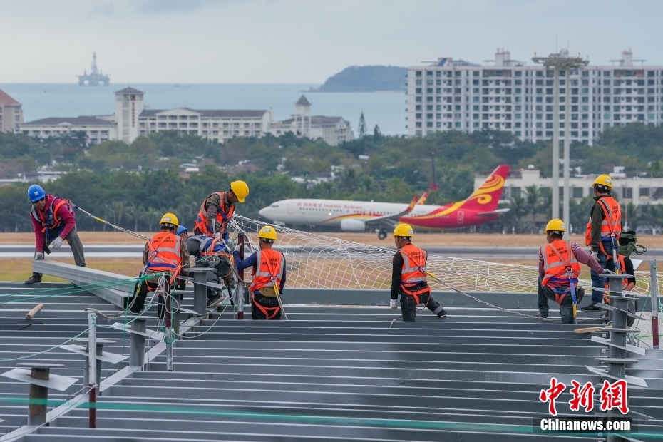 急ピッチで建設(shè)が進む三亜鳳凰國際空港第3期改造工事　海南省