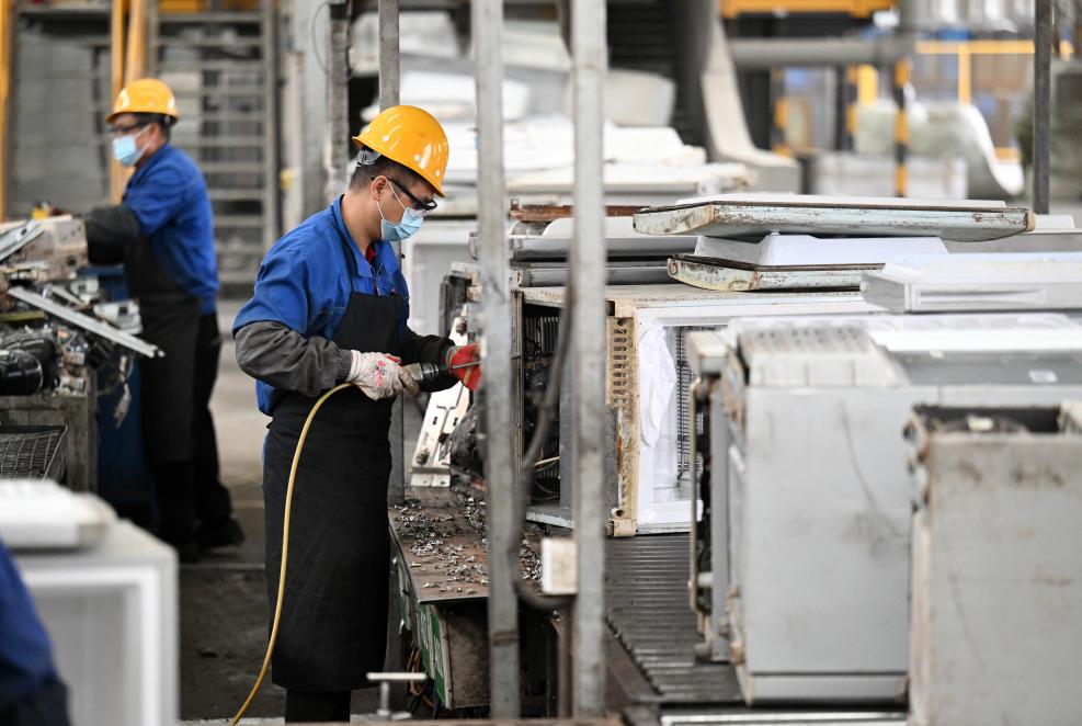 冷蔵庫(kù)を分解するTCL奧博（天津）環(huán)保発展有限公司の作業(yè)員（撮影?趙子碩）