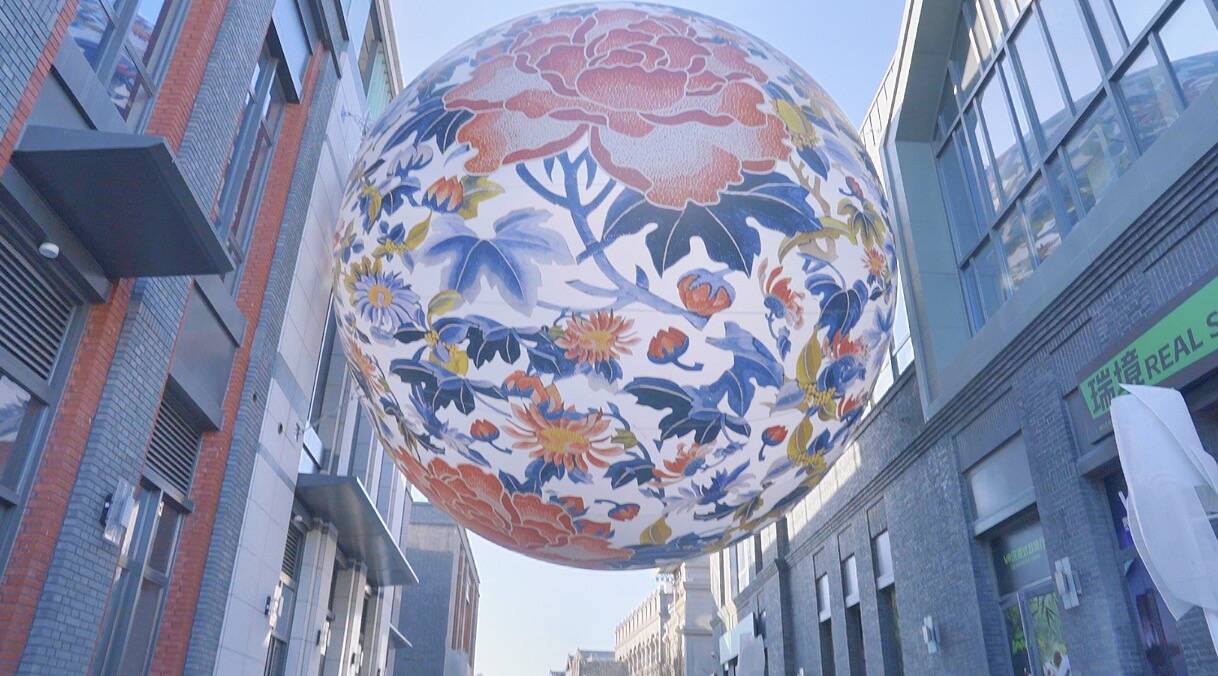 北京の春節(jié)ムード　ボタンの花柄の巨大「ランタンボール」が登場