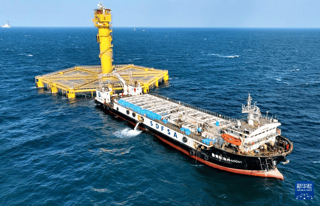 サーモンの養(yǎng)殖現(xiàn)場を訪れる