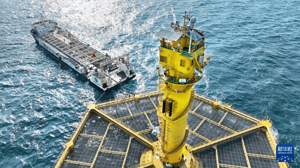 サーモンの養(yǎng)殖現(xiàn)場を訪れる