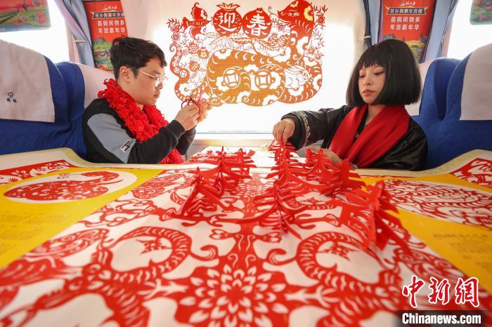 年越しムード高まる「村列車(chē)」　貴州省