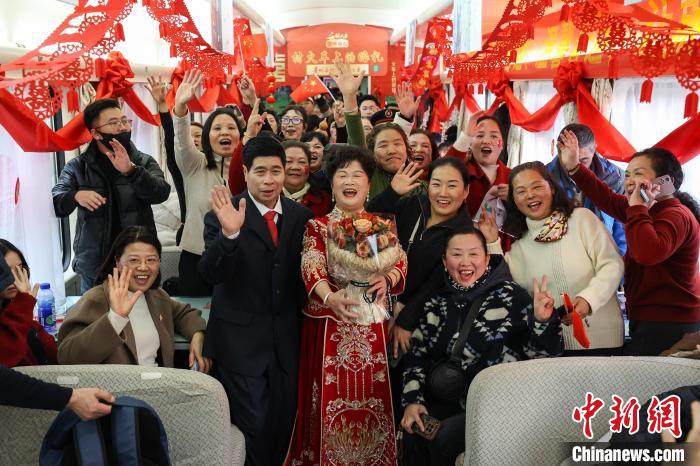 年越しムード高まる「村列車」　貴州省